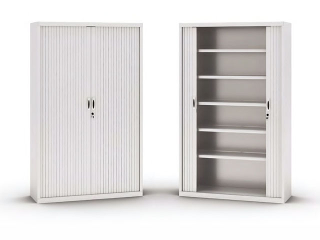 con puertas de persiana